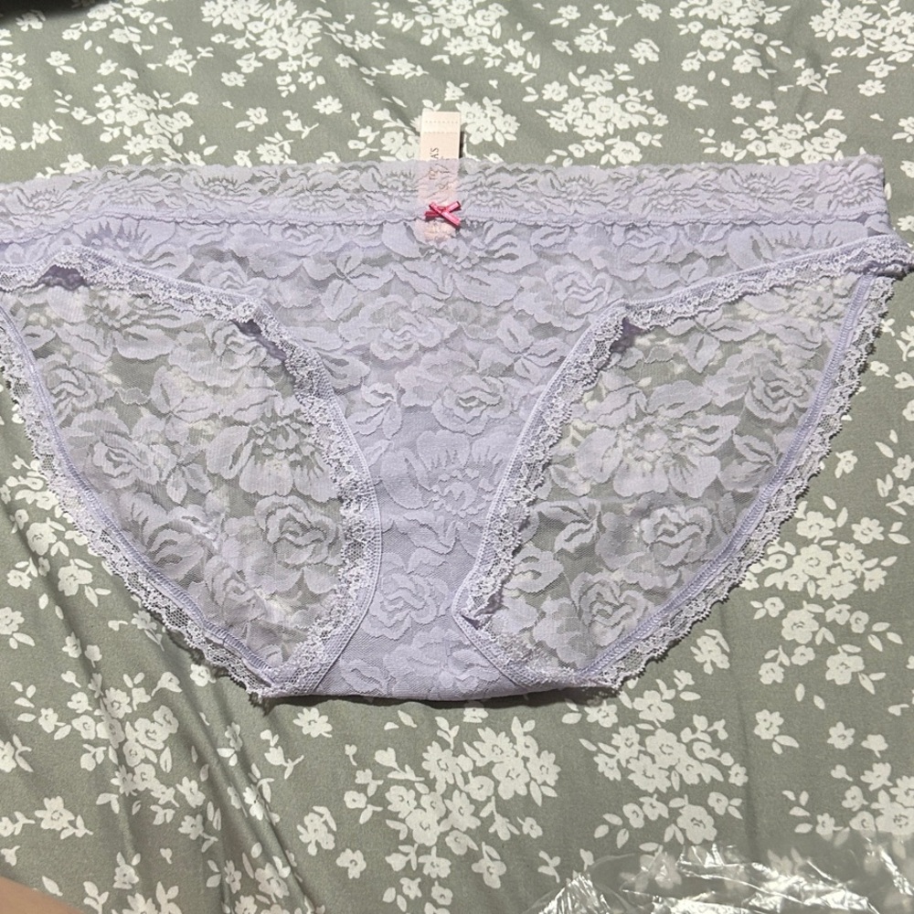 Victoria's Secret Lavender Lace Panties Sz XL NWT has pink bow detail